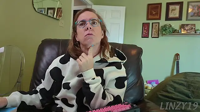 Linzy 19 online show from November 12, 4:40 pm