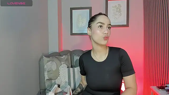 Snapshot of emily_roberts1 chatting on September 30, 1:16 pm emily roberts1 online show from September 30, 1:16 pm