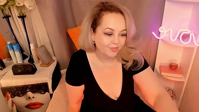 Snapshot of ShannaKingson chatting on February 6, 10:32 pm ShannaKingson online show from February 6, 10:32 pm