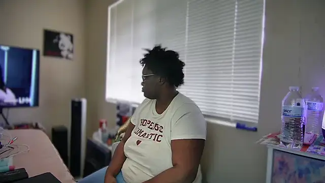 Snapshot of Yagurl__west chatting on February 11, 9:56 pm Yagurl west online show from February 11, 9:56 pm