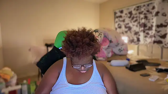 Snapshot of Yagurl__west chatting on February 3, 4:54 am Yagurl west online show from February 3, 4:54 am