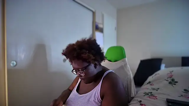 Snapshot of Yagurl__west chatting on February 7, 4:16 am Yagurl west online show from February 7, 4:16 am