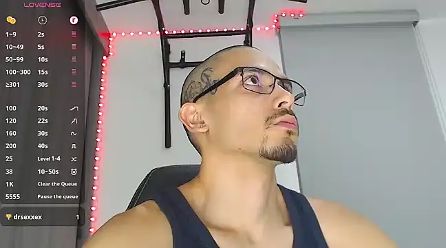 russthiago online show from February 8, 7:05 pm