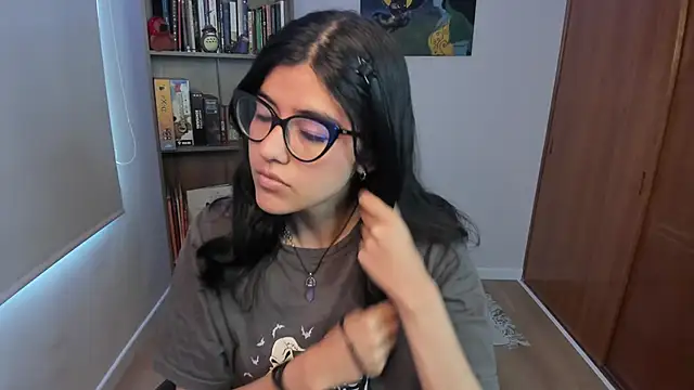 valerie  skyy online show from December 3, 11:30 am