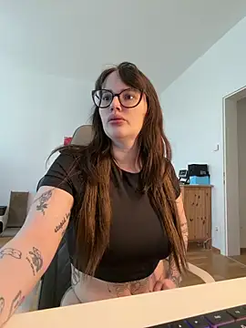 Mona-Peaches online show from May 19, 7:47 am