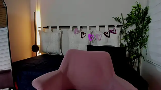 Snapshot of pamela_anderson_ chatting on February 18, 4:04 am pamela anderson online show from February 18, 4:04 am