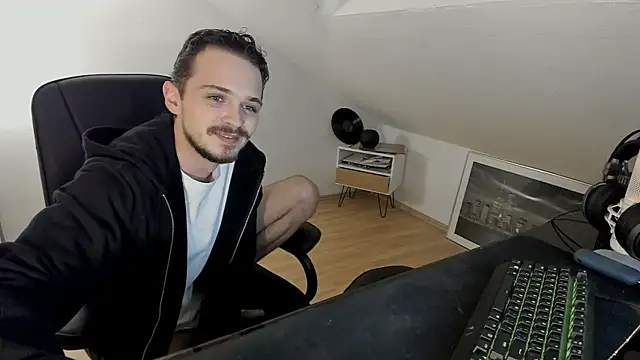 Snapshot of naked_psy chatting on October 22, 11:15 pm naked psy online show from October 22, 11:15 pm