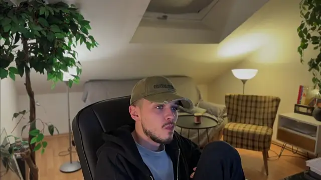 Snapshot of naked_psy chatting on November 18, 1:55 am naked psy online show from November 18, 1:55 am