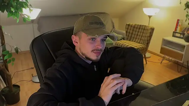 Snapshot of naked_psy chatting on November 22, 12:31 am naked psy online show from November 22, 12:31 am