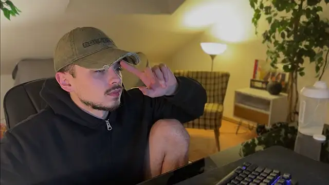 Snapshot of naked_psy chatting on December 14, 1:11 am naked psy online show from December 14, 1:11 am