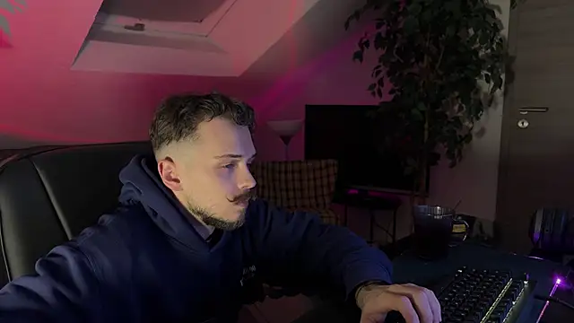 Snapshot of naked_psy chatting on February 23, 6:49 pm naked psy online show from February 23, 6:49 pm