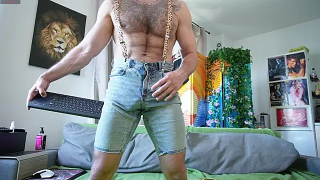 Snapshot of rusbigpaul chatting on May 2, 7:24 am rusbigpaul online show from May 2, 7:24 am