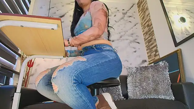 Sophie LittleS online show from April 7, 12:05 pm