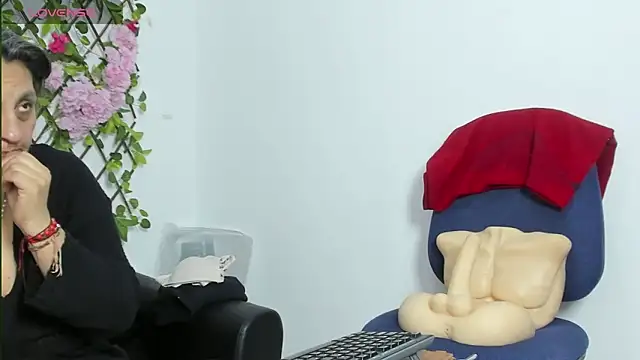 merlyna goldens online show from November 11, 11:27 pm