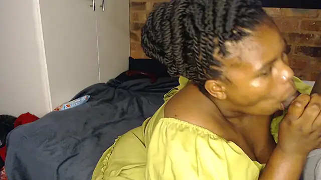 Snapshot of Pweedy-Baddie chatting on October 6, 11:13 pm Pweedy-Baddie online show from October 6, 11:13 pm