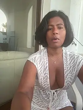 Snapshot of RoseMelanie chatting on June 8, 5:52 am RoseMelanie online show from June 8, 5:52 am