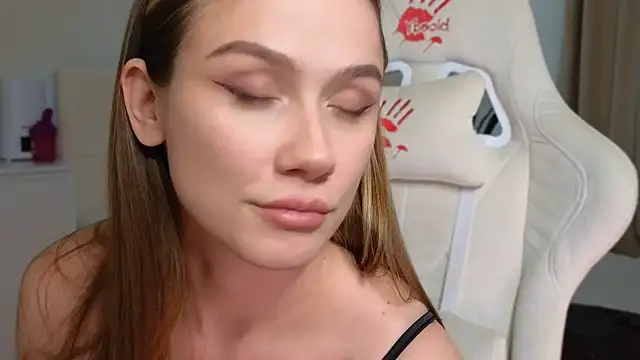 Snapshot of Madi_soon chatting on February 14, 5:36 pm Madi soon online show from February 14, 5:36 pm