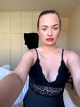 Snapshot of ElenaRebelle chatting on October 12, 8:02 am ElenaRebelle online show from October 12, 8:02 am