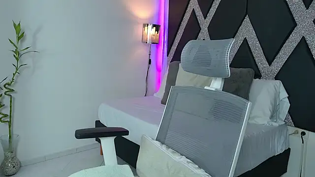 Snapshot of blonde_cat15 chatting on June 12, 3:05 am blonde cat15 online show from June 12, 3:05 am