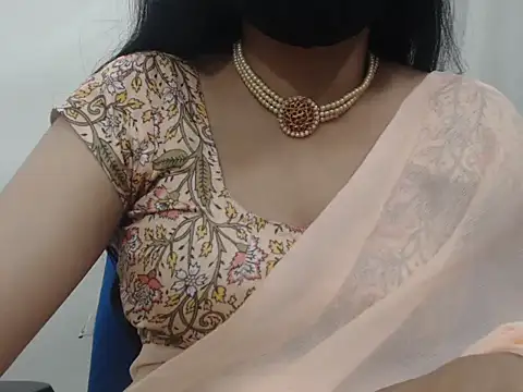 Snapshot of Lovely_Siri_23 chatting on February 6, 6:33 pm Lovely Siri 23 online show from February 6, 6:33 pm