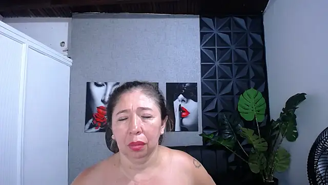 Snapshot of Valentinaa_mature chatting on May 30, 10:40 pm Valentinaa mature online show from May 30, 10:40 pm