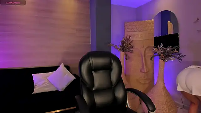 LizzHamilton   online show from December 15, 9:41 pm