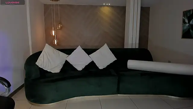 LizzHamilton   online show from December 17, 5:41 pm