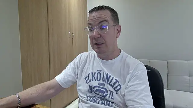 BrettJ81 online show from February 28, 2:18 pm