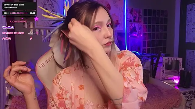 Snapshot of Evie_Ro chatting on November 12, 9:25 pm Evie Ro online show from November 12, 9:25 pm