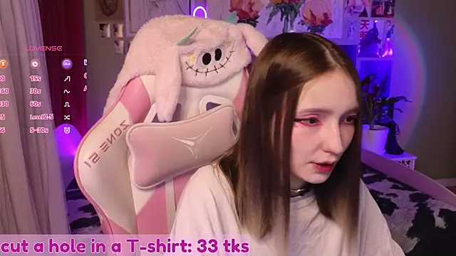 Snapshot of Evie_Ro chatting on April 12, 10:48 pm Evie Ro online show from April 12, 10:48 pm