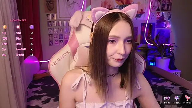 Snapshot of Evie_Ro chatting on April 22, 8:43 pm Evie Ro online show from April 22, 8:43 pm