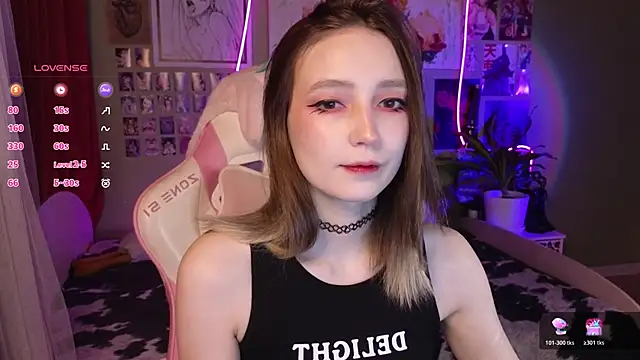 Snapshot of Evie_Ro chatting on April 27, 11:36 pm Evie Ro online show from April 27, 11:36 pm