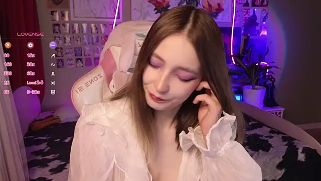 Snapshot of Evie_Ro chatting on May 2, 1:32 am Evie Ro online show from May 2, 1:32 am