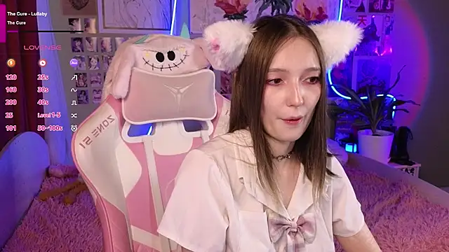 Snapshot of Evie_Ro chatting on May 17, 12:34 pm Evie Ro online show from May 17, 12:34 pm