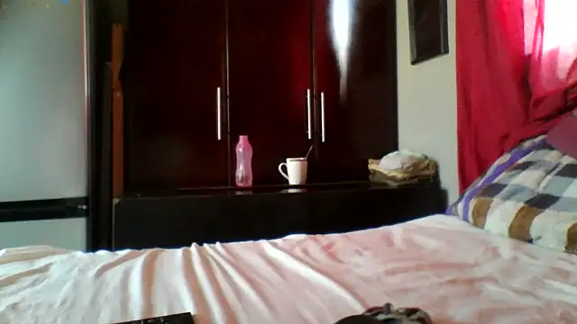 Snapshot of CandyBoobsXx chatting on November 13, 10:25 am CandyBoobsXx online show from November 13, 10:25 am