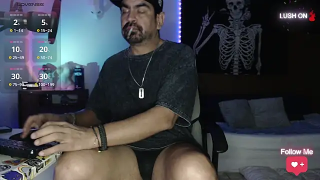 soyelcarlitos  online show from September 23, 4:37 am