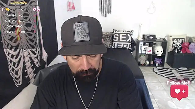soyelcarlitos  online show from May 1, 6:56 pm